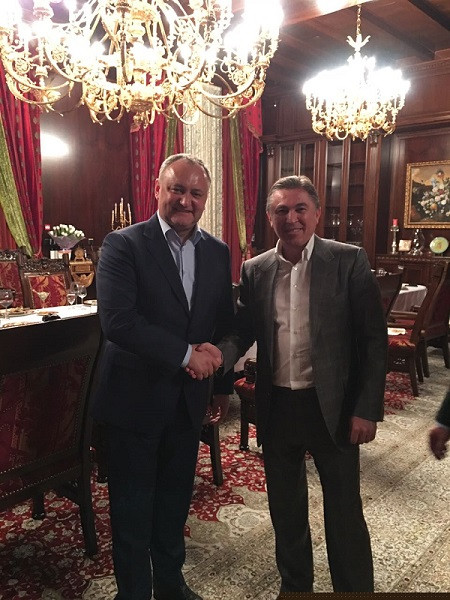 На фотографии: Вице-президент ФКСР Руслан Киреев с президентом Республики Молдова Игорем Додоном